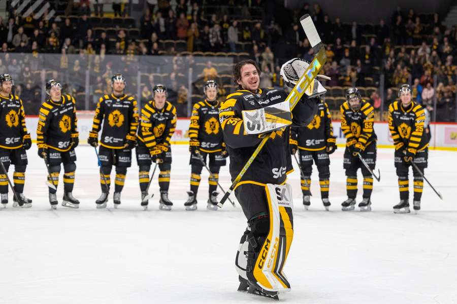 Strauss Mann celebrates a record-equalling shutout