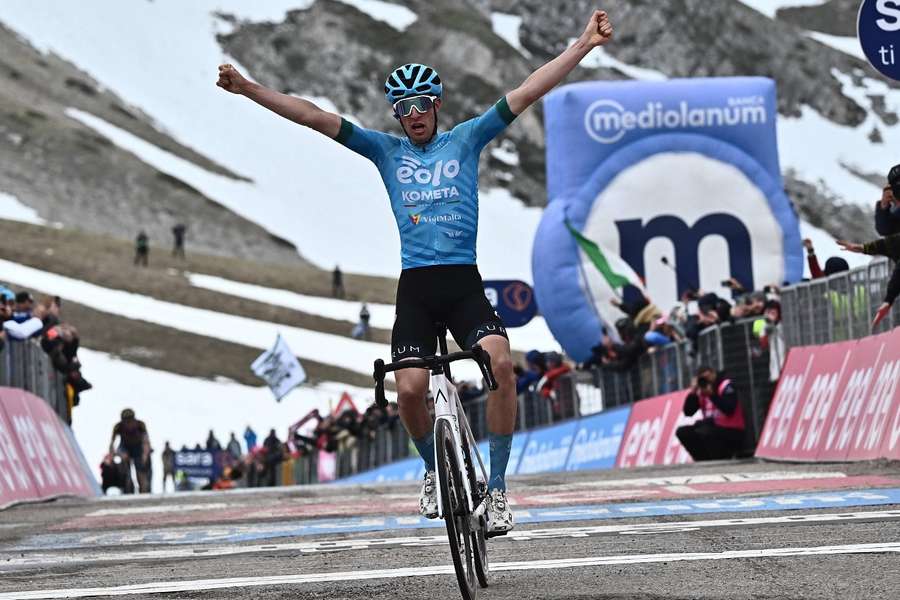 Davide Bais won in de sneeuw van zijn medevluchters Karel Vacek en Simone Petilli