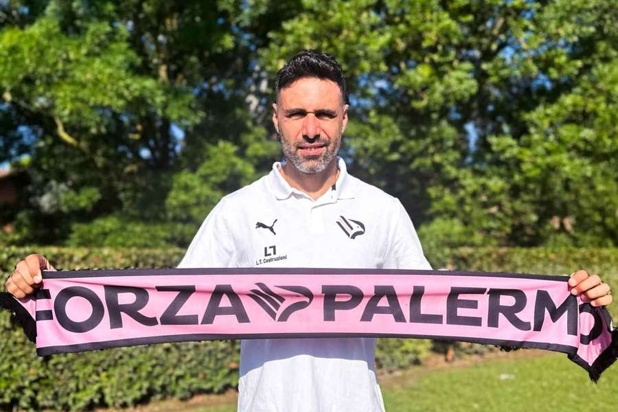 Sirigu apresentado pelo Palermo