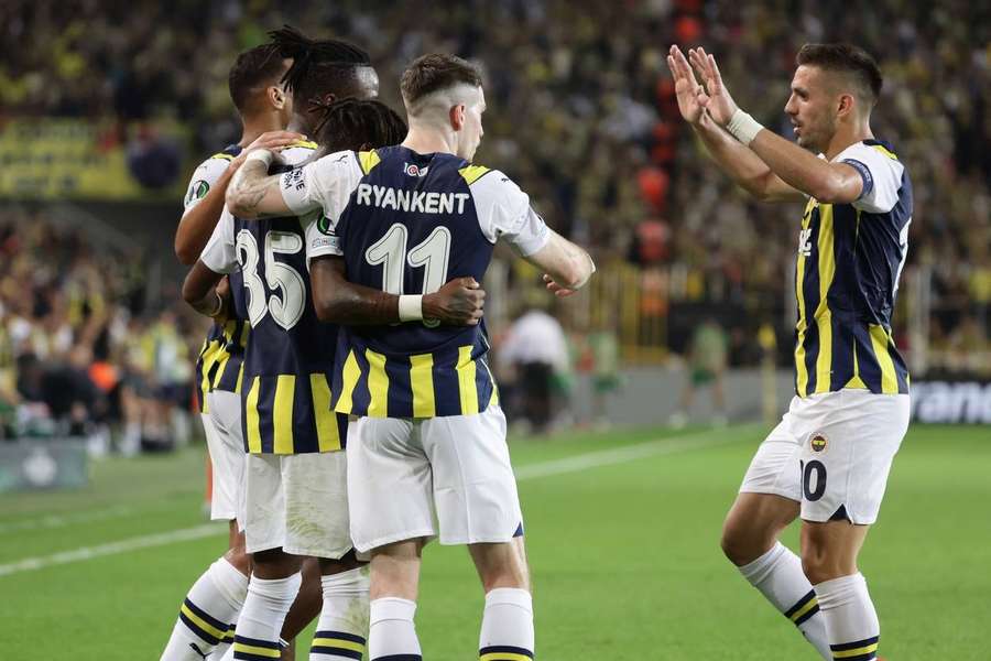 Fenerbahce dominuje aj naďalej.