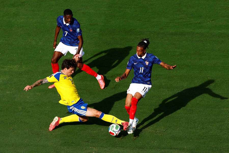 Michael Olise recibe una falta ante Suecia Michael Olise recibe una falta ante Suecia