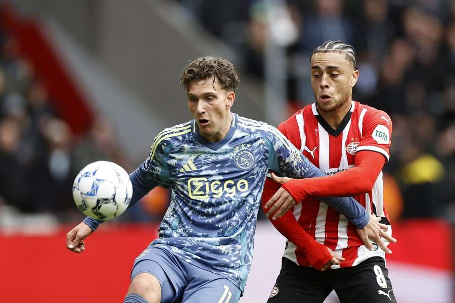 Sergino Dest (à droite) du PSV et Mika Godts de l'Ajax s'affrontent lors du match d'Eredivisie entre les deux équipes en mars 2025.