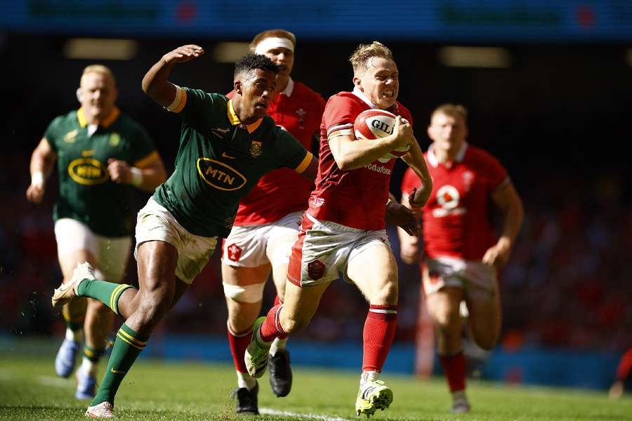 Wales' Sam Costelow in action with South Africa's Canan Moodie