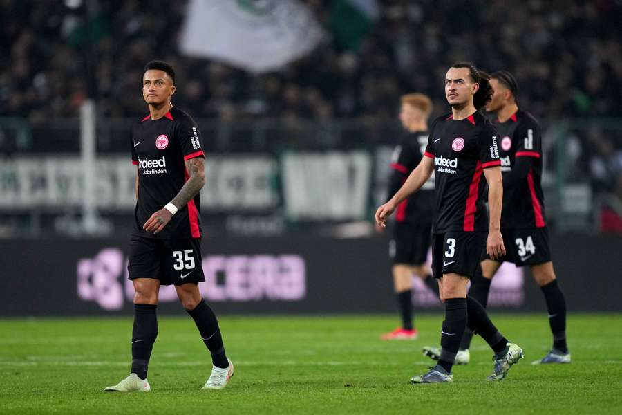 Die Frankfurt-Verteidiger Tuta (l.) und Theate (r.) verlassen das Spielfeld