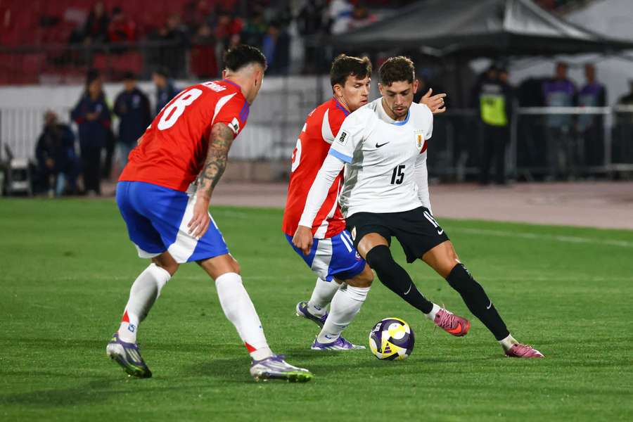 Valverde trata de regatear a dos rivales chilenos