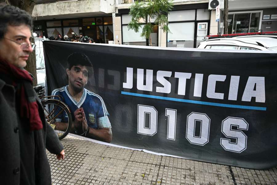 Fanii cer să se facă dreptate în cazul Maradona Fanii cer să se facă dreptate în cazul Maradona