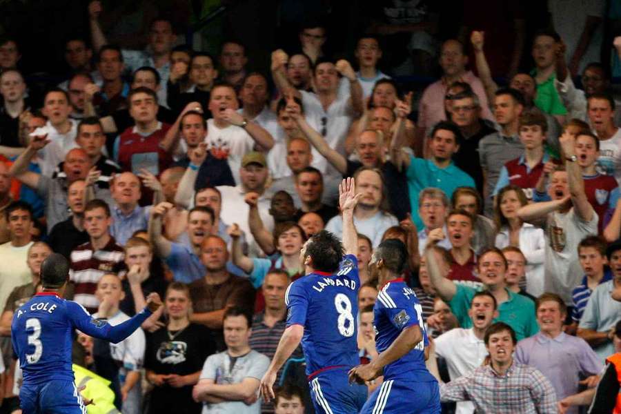 Frank Lampard sărbătorind un gol pentru Chelsea în fața fanilor West Ham în 2011