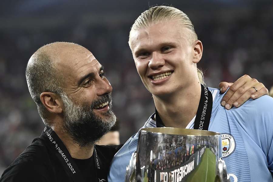 Pep Guardiola met Erling Haaland na het winnen van de Super Cup