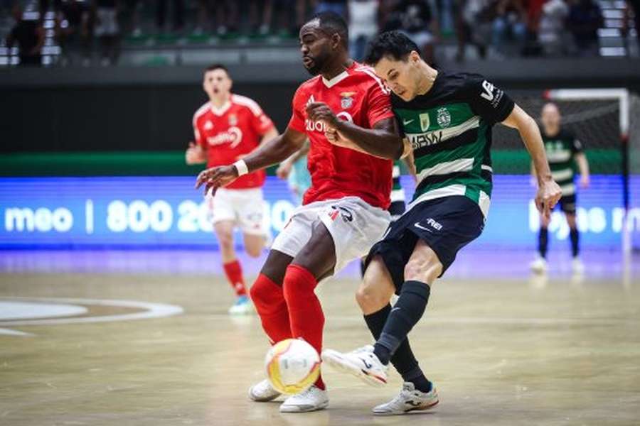 Benfica venceu o Sporting nos penáltis, no primeiro jogo da final do campeonato, no Pavilhão João Rocha