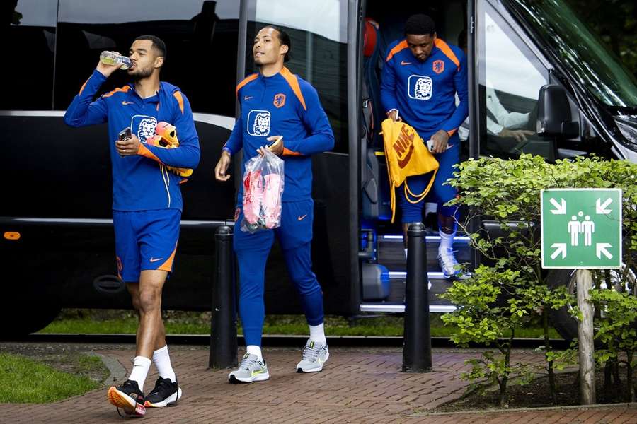 Cody Gakpo, Virgil van Dijk en Steven Bergwijn op weg naar de training