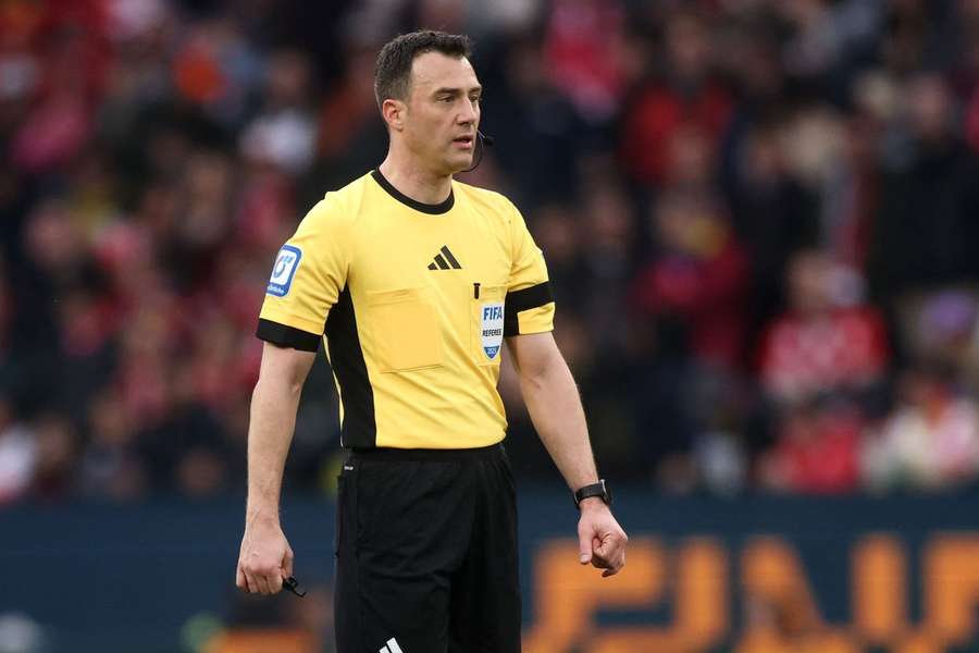 Felix Zwayer apita duelo entre Benfica e Barcelona