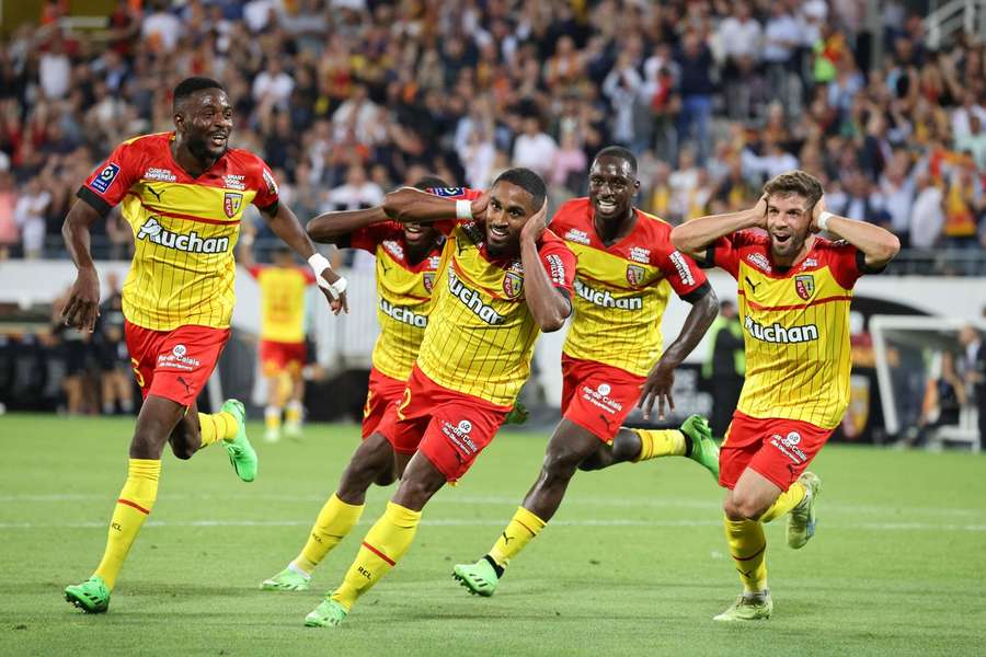 Racing Lens rozebral Lorient 5:2 a v pěti kolech Ligue 1 zatím ztratil bo jen za remízu s Ajacciem.