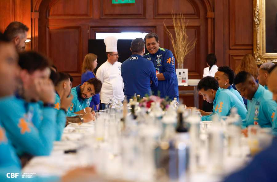 Rodrygo e Militao sentados juntos Rodrygo e Militao sentados juntos