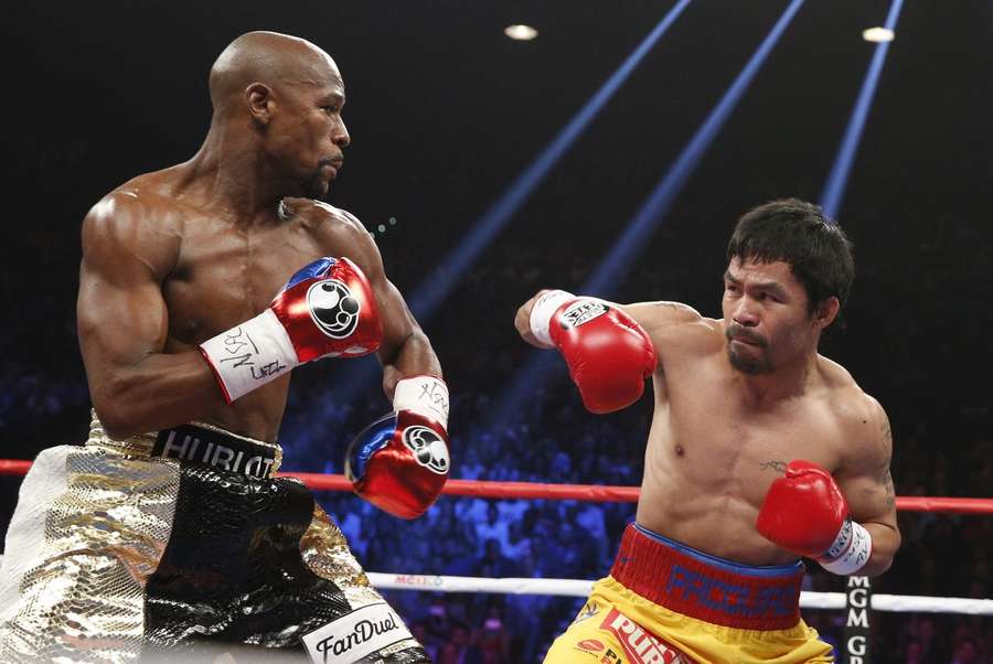 Floyd Mayweather (L) defends against Manny Pacquiao (R) during their welterweight unification bout in Las Vegas in 2015