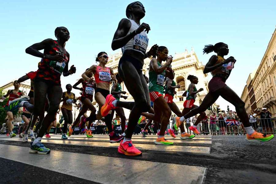 Athletes compete in the women's marathon final Athletes compete in the women's marathon final