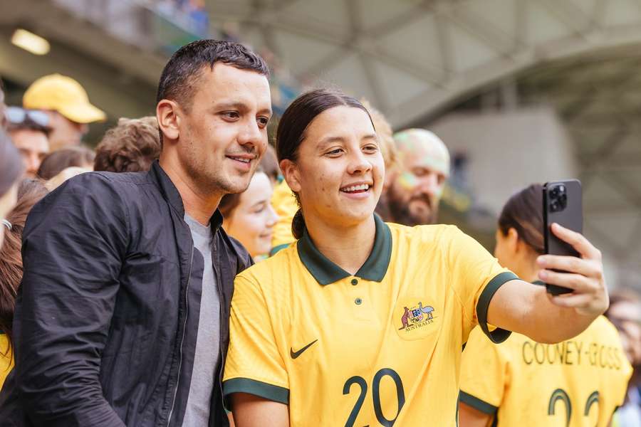 Vedeta Australiei, Sam Kerr (dreapta), trebuie să satisfacă primele cereri de autografe în uriașul Stadium Australia.