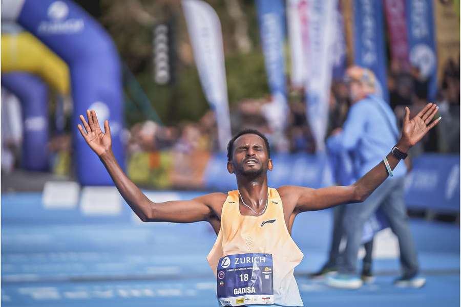 Birhanu alcanza la gloria en Sevilla