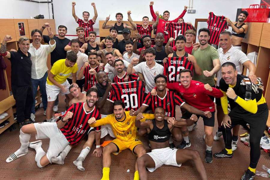 A festa dos jogadores do Olhanense no balneário A festa dos jogadores do Olhanense no balneário