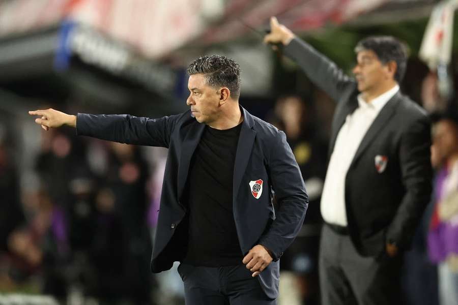 Gallardo da instrucciones a sus jugadores 