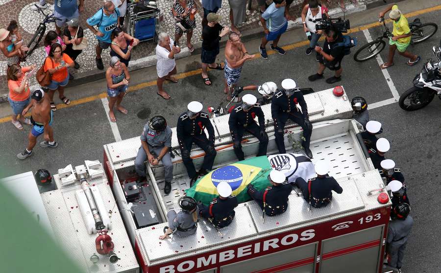 Multidão acompanhou o cortejo para se despedir de Pelé