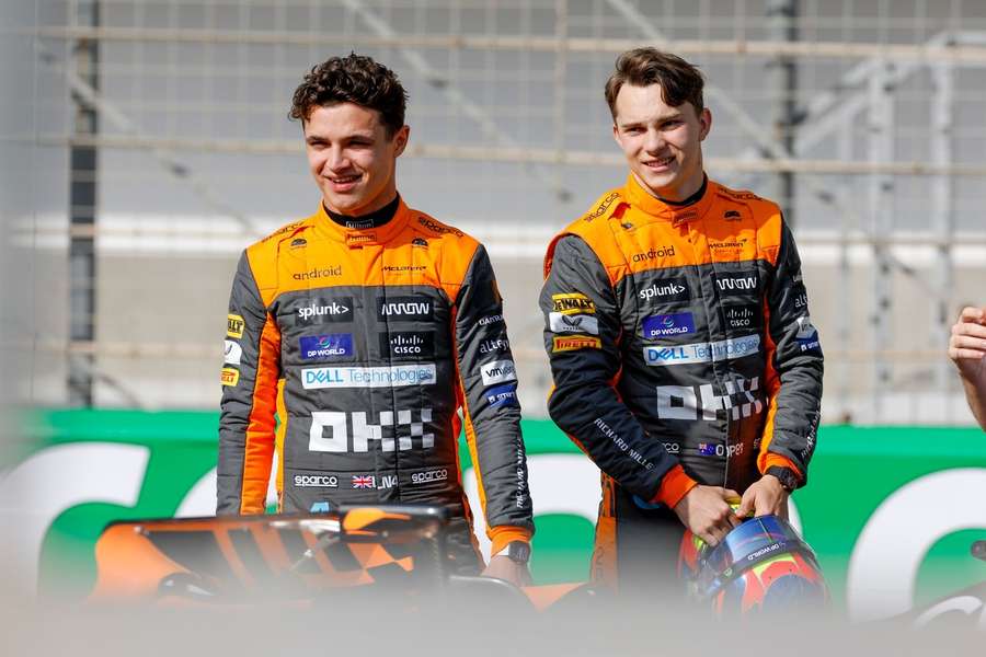 Lando Norris en Oscar Piastri tijdens de testritten op 23 februari