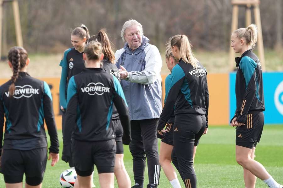 Horst Hrubesch quer levar as suas "meninas" aos Jogos Olímpicos.