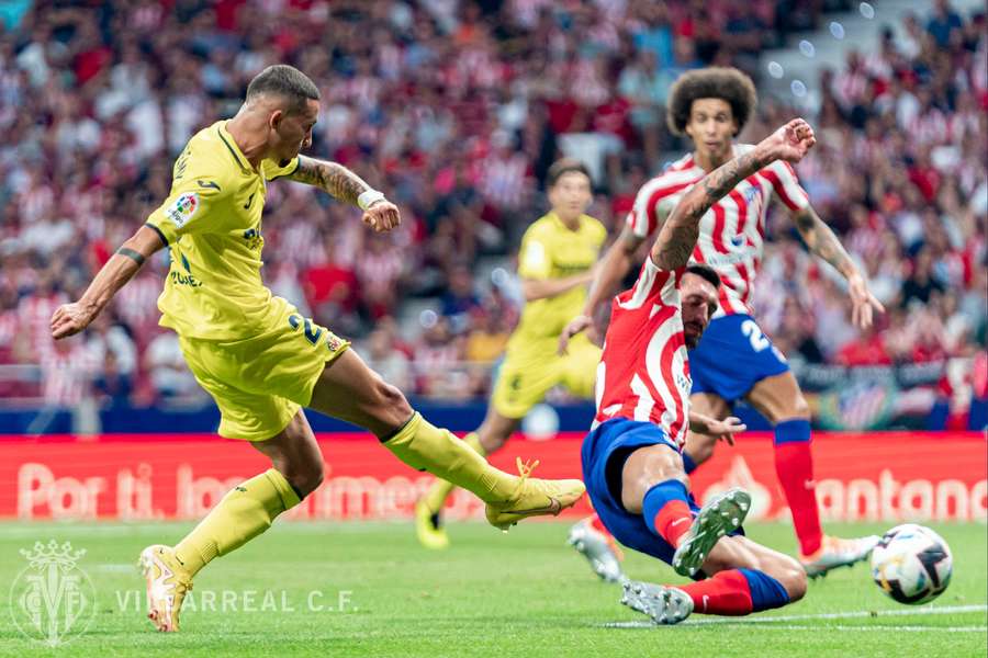 Yeremy Pino disputa un partido contra el Atlético de Madrid