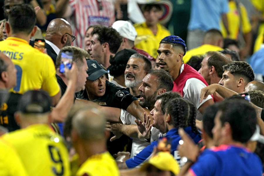 Jugadores uruguayos se enfrentaron a aficionados colombianos al finalizar la semifinal de la Copa América