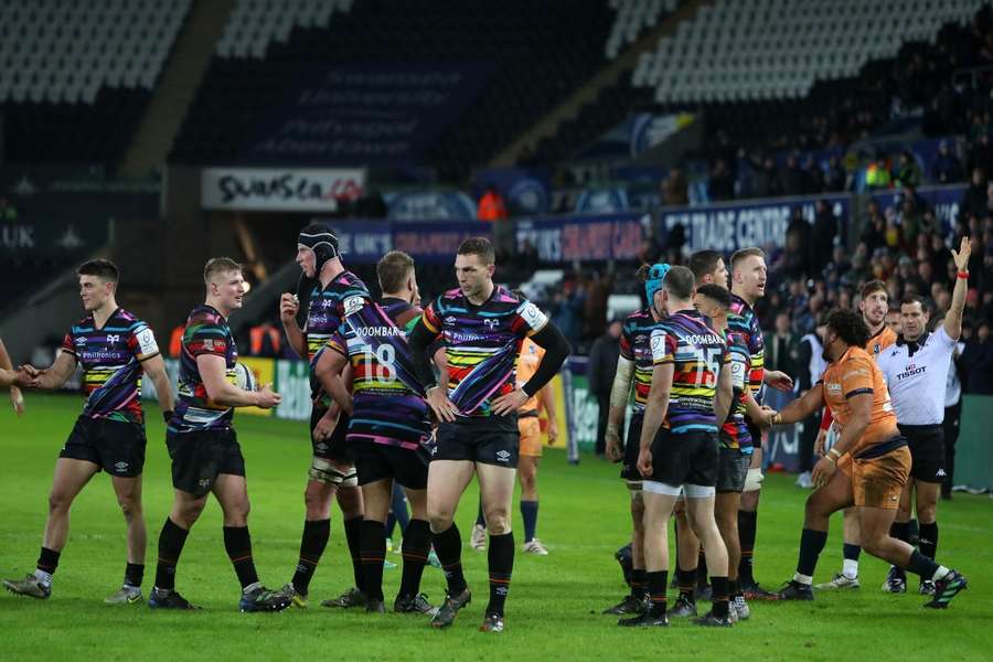 Ospreys players react to earning a late penalty against Leicester