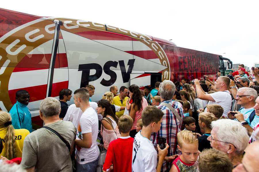 De bus van PSV zal zondag al vroeg Rotterdam binnenrijden