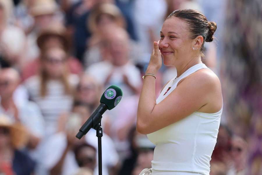 Amanda Anisimova fala durante a cerimónia de entrega de prémios após a sua derrota na final de Wimbledon