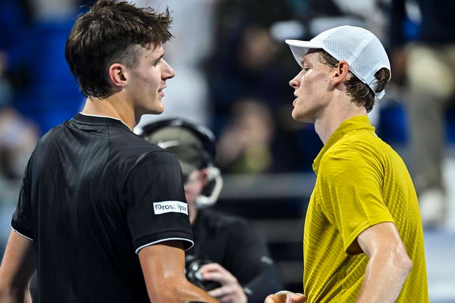 Jakub Menšík a Jannik Sinner po souboji v Dauhá. Jakub Menšík a Jannik Sinner po souboji v Dauhá.