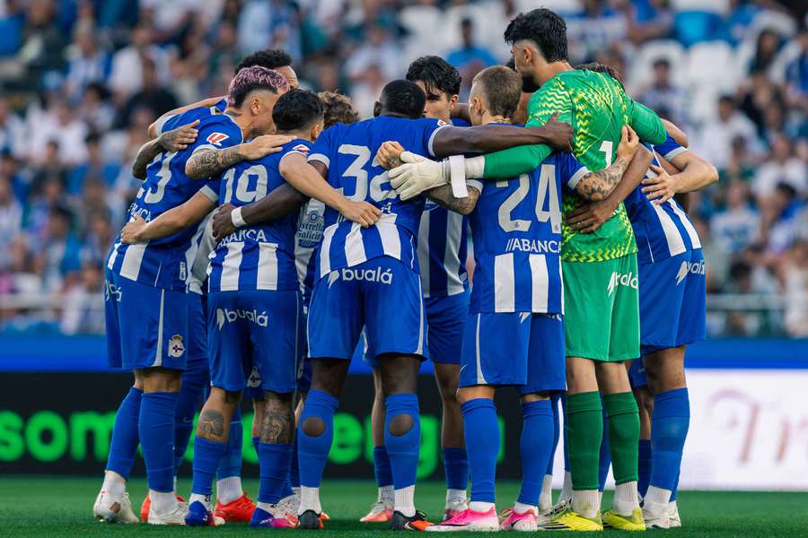 Deportivo La Coruňa zmienia nazwę na Deportivo de A Coruňa. Deportivo La Coruňa zmienia nazwę na Deportivo de A Coruňa.