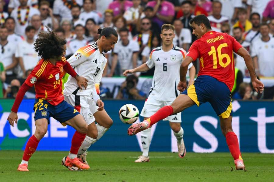 Rodri e Cucurella, frente a Sané e Kimmich no jogo entre Espanha e Alemanha