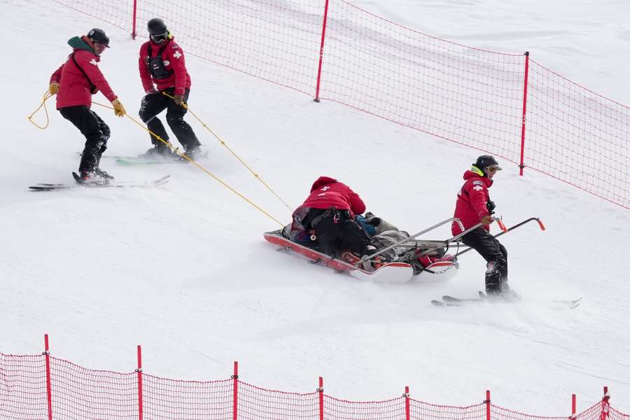 Ažnoha museli odvézt záchranáři. Ažnoha museli odvézt záchranáři.