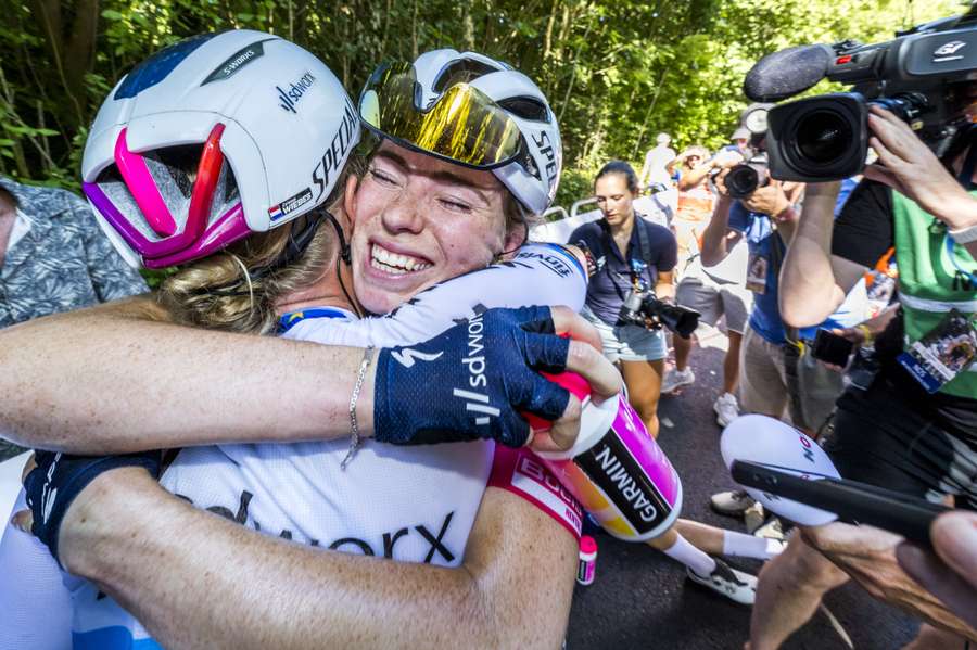 Demi Vollering (R) wordt vlak na de finish van het NK wielrennen gefeliciteerd door Lorena Wiebes .