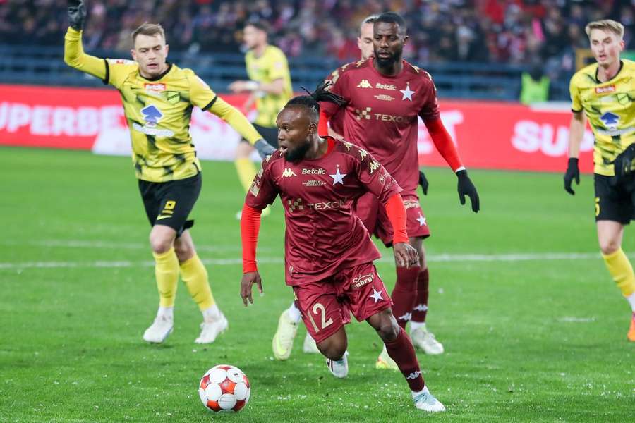 James Igbekeme podczas meczu Wisły z Wieczystą