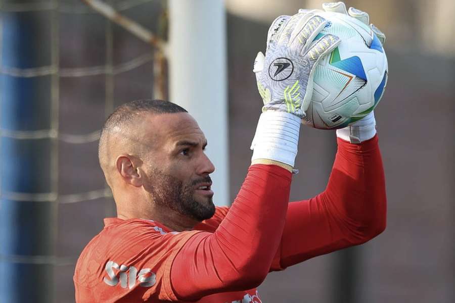 Weverton treina em Lima para o duelo nos oitavos
