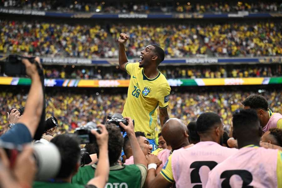 Brasiliens Rayan inmitten der Jubeltraube