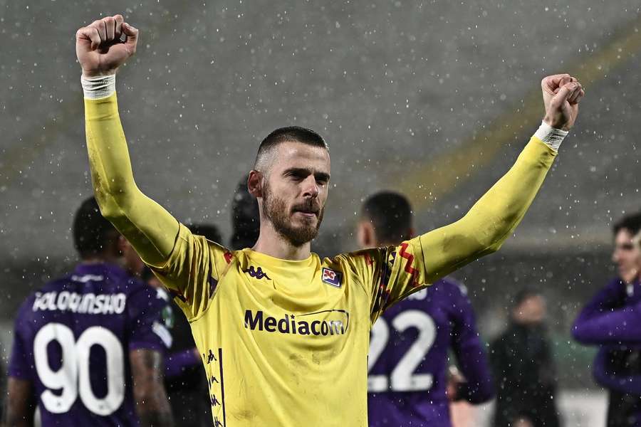 Fiorentina attacker Gudmundsson slams "absurd" Man Utd over De Gea treatment