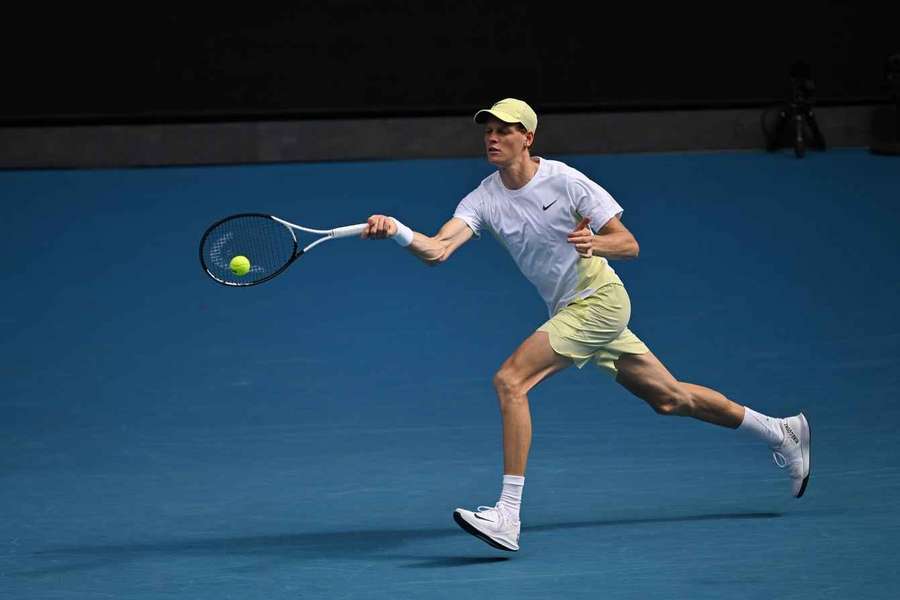 Jannik Sinner will gegen Lokalmatador Alex de Minaur das letzte Halbfinalticket ziehen.