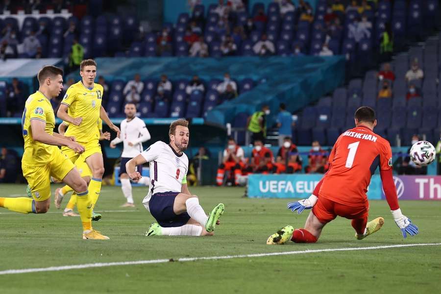 Harry Kane scoort de 1-0 tegen Oekraïne tijdens de kwartfinale van het EK 2020 op 3 juli 2021