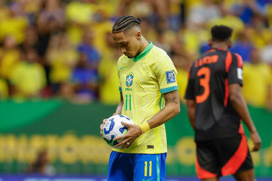 Raphinha marcou um gol de pênalti contra a Colômbia