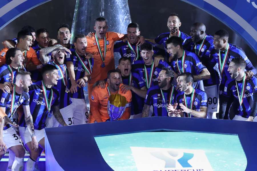 El Inter se lleva la Supercopa italiana ante un AC Milan en crisis (3-0)