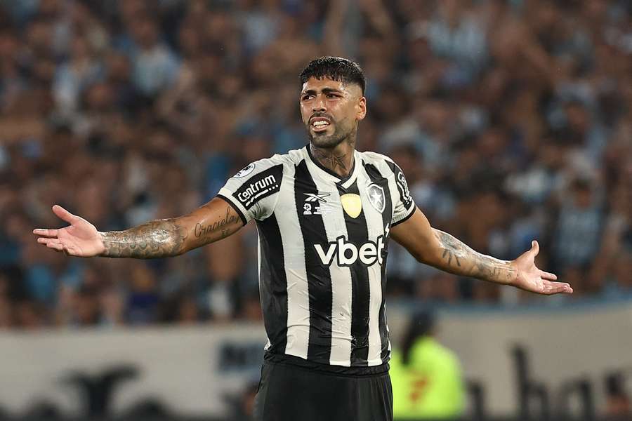 Barboza cometeu o pênalti em que o Racing abriu o placar
