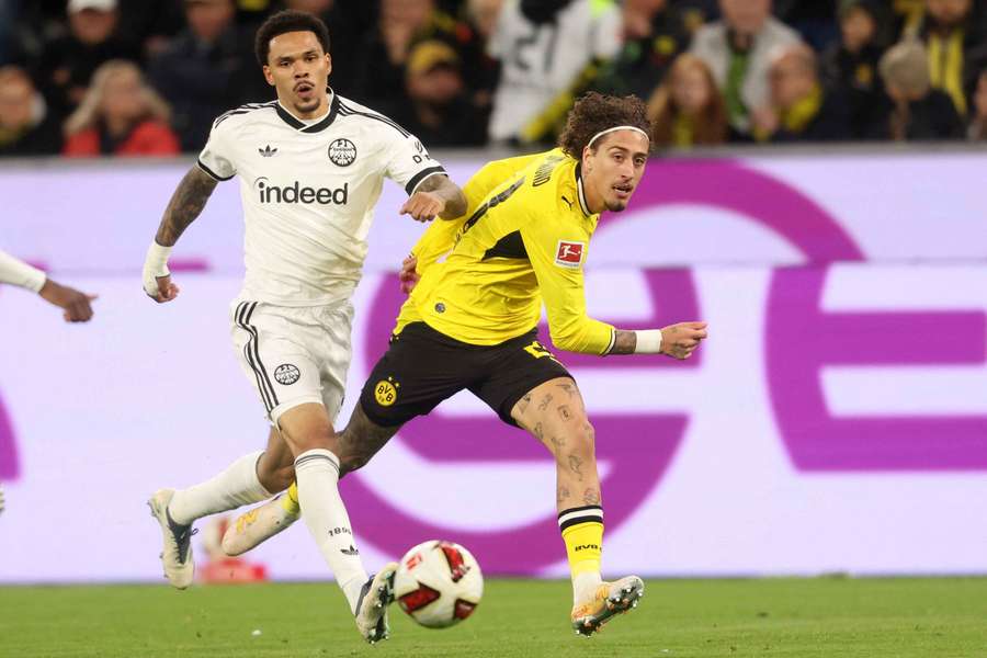 Fábio Silva tenta escapar a um adversário Fábio Silva tenta escapar a um adversário