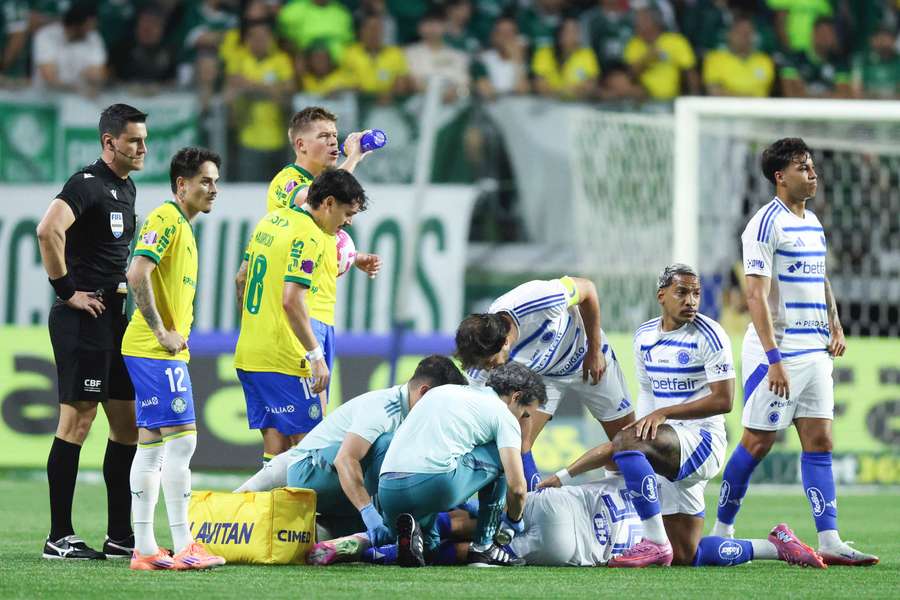 Wanderson recebe atendimento médico após se lesionar no Allianz Parque Wanderson recebe atendimento médico após se lesionar no Allianz Parque