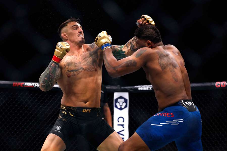 Tom Aspinall fights Curtis Blaydes during UFC 304