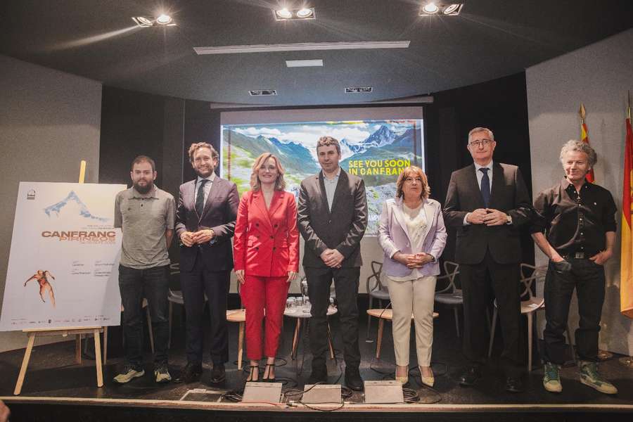 Foto de familia tras la presentación del Mundial de trail running