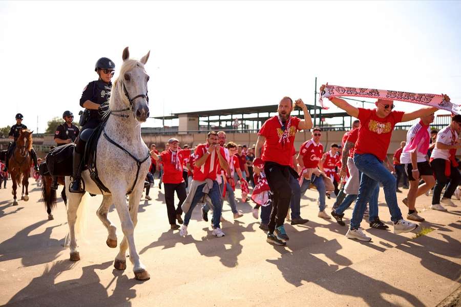 Einige Fans des FC Sevilla haben nach der Niederlage gegen Oviedo die Fassung verloren.